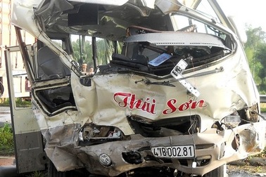 Ô tô tông nhau kinh hoàng, 2 người chết, 8 người trọng thương