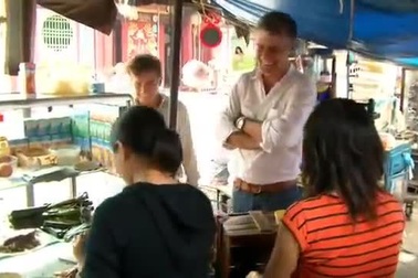 Đầu bếp Mỹ thích thú thưởng thức bánh mỳ ở Hội An