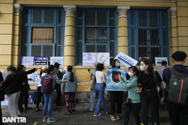 Hàng trăm người phẫn nộ mang di ảnh bé gái 8 tuổi bị bạo hành đến tòa