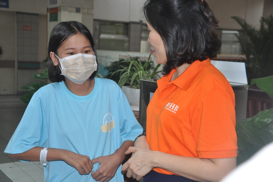 Bạn đọc Dân trí đưa cô gái suy thận vui mừng rời khỏi bệnh viện - 5 Bạn đọc Dân trí đưa cô gái suy thận vui mừng rời khỏi bệnh viện - 5