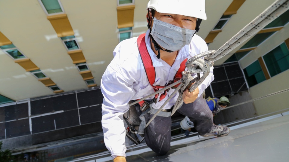 Thợ lau kính cao ốc kiếm bạc triệu mỗi ngày giáp Tết - 8 Thợ lau kính cao ốc kiếm bạc triệu mỗi ngày giáp Tết - 8