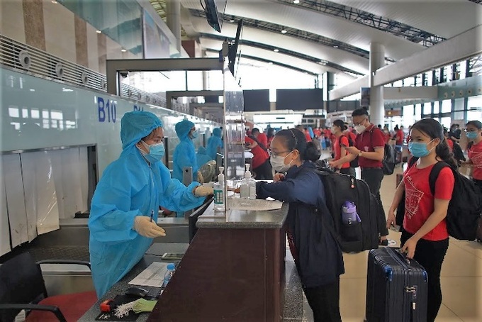 Vietnam Airlines vận chuyển đoàn y bác sĩ lớn nhất từ đầu dịch Covid-19 - Ảnh 1.