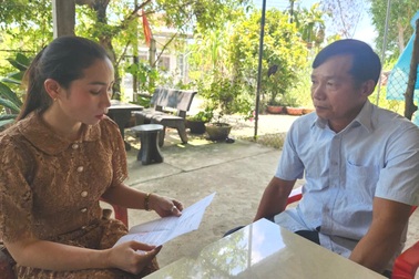 Cán bộ đến nhà xin lỗi dân vì chậm giải quyết hồ sơ chứng thực