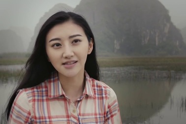 Cảnh Điềm nhận trả lời phỏng vấn bằng tiếng Anh trên phim trường “Kong”