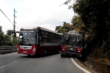 Tránh xe khách đi ẩu, xe tải lao mình vào ta-luy chịu trận