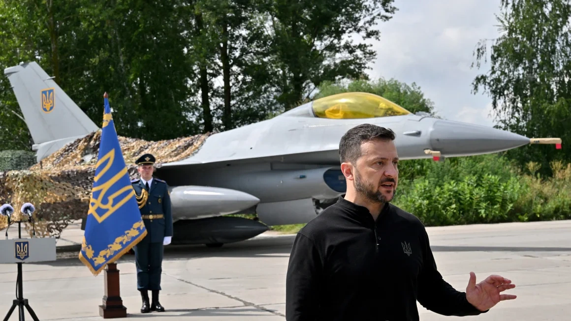 Tổng thống Volodymyr Zelensky trong buổi ra mắt chính thức của tiêm kích F-16 Ukraine ở một căn cứ không xác định (Ảnh: AFP).