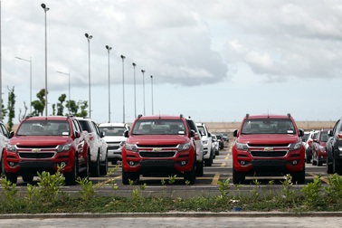 Xe nhập về nhiều nhưng giá vẫn cao