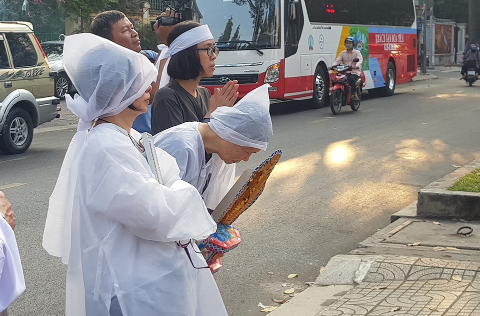 Tiễn biệt nhạc sĩ Nguyễn Văn Tý về nơi an nghỉ cuối cùng - 11 Tiễn biệt nhạc sĩ Nguyễn Văn Tý về nơi an nghỉ cuối cùng - 11