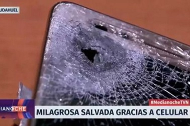 Thoát chết thần kỳ nhờ được điện thoại chắn viên đạn định mệnh