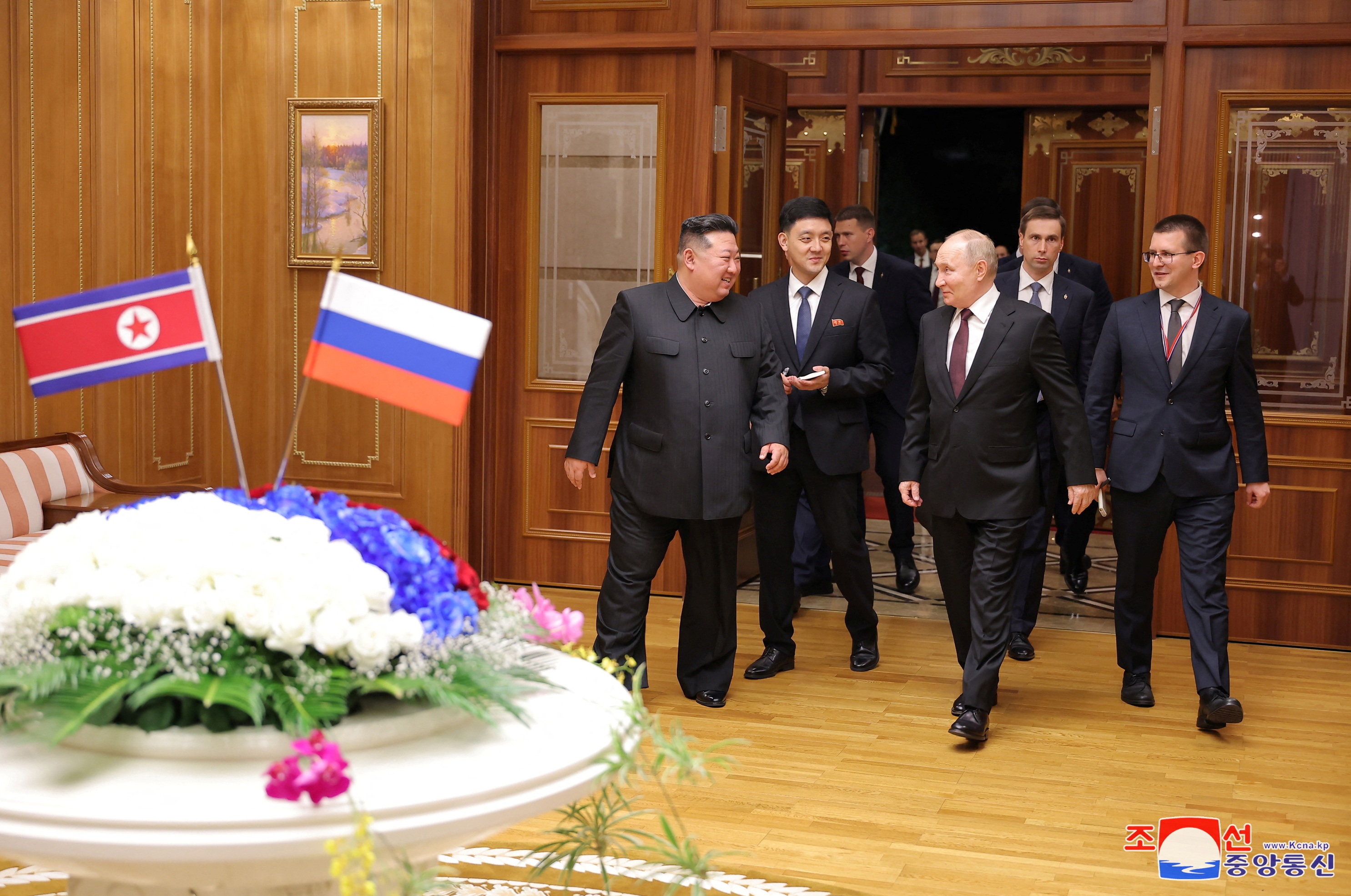 Hai nhà lãnh đạo cùng di chuyển trên xe limousine và tới khách sạn nơi Tổng thống Putin ở lại trong chuyến thăm Triều Tiên (Ảnh: Reuters).