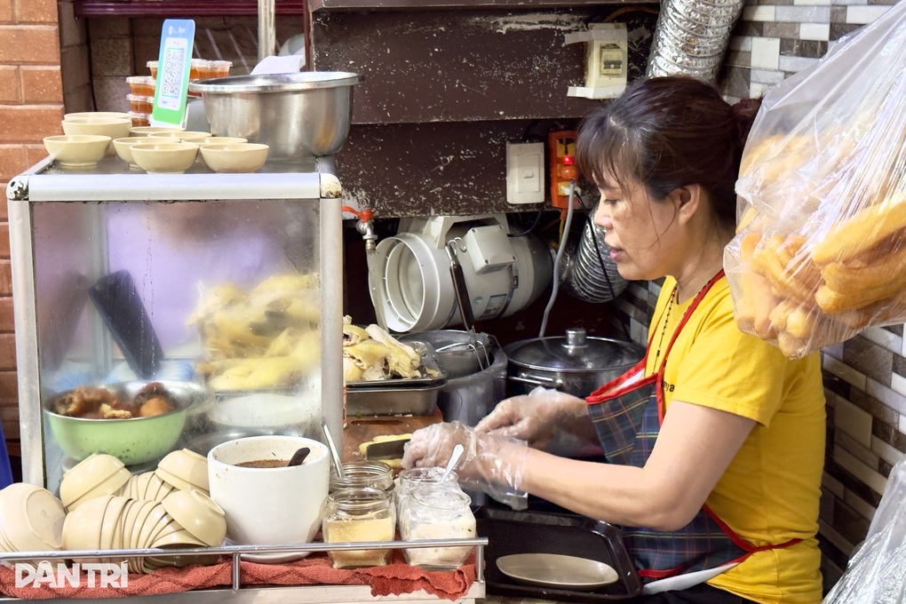 Quán phở gà chấm độc lạ ở Hà Nội, khách muốn ăn phải xếp hàng và có duyên - 5 Quán phở gà chấm độc lạ ở Hà Nội, khách muốn ăn phải xếp hàng và có duyên - 5