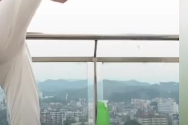 Cô gái thực hiện “Thử thách đá nút chai” với mức độ cực khó