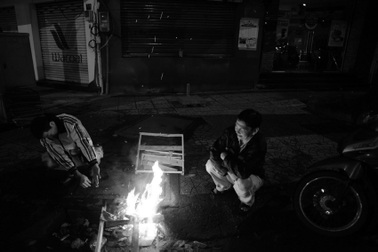 Hình ảnh lạ: Người Sài Gòn cũng đốt lửa sưởi ấm trong đêm