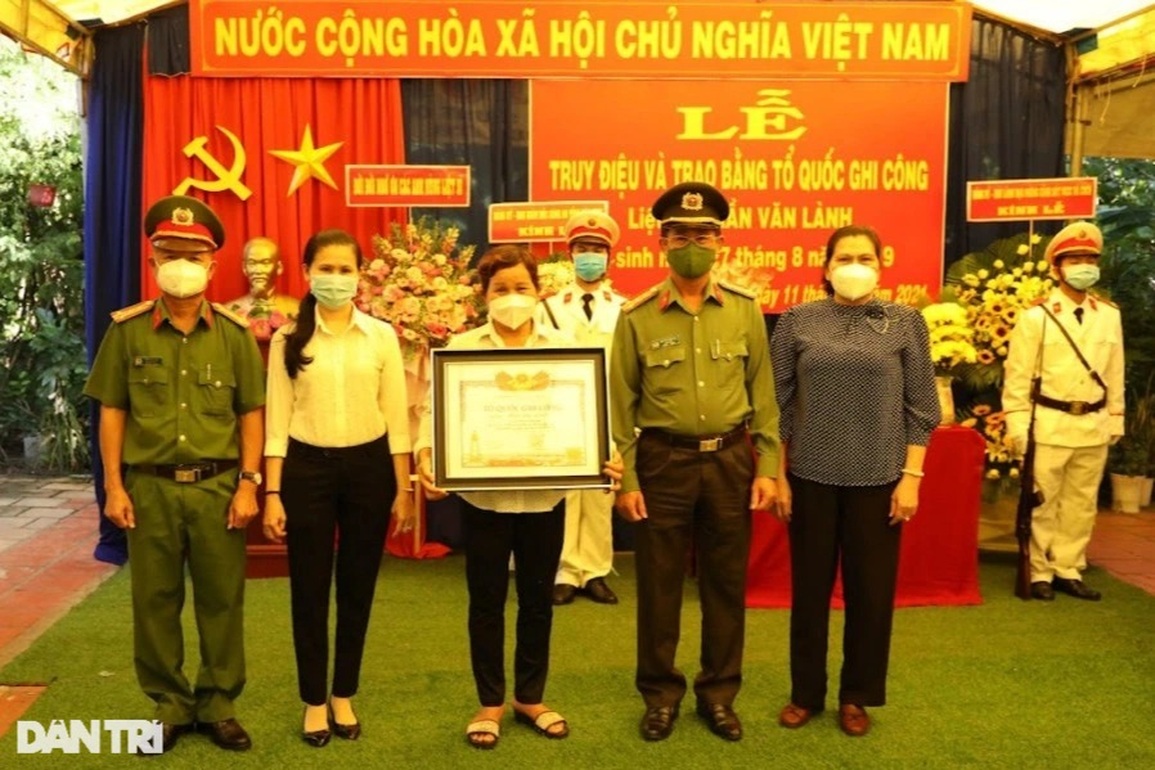 Trao bằng Tổ quốc ghi công cho liệt sĩ hy sinh khi lặn tìm người dân - 1 Trao bằng Tổ quốc ghi công cho liệt sĩ hy sinh khi lặn tìm người dân - 1