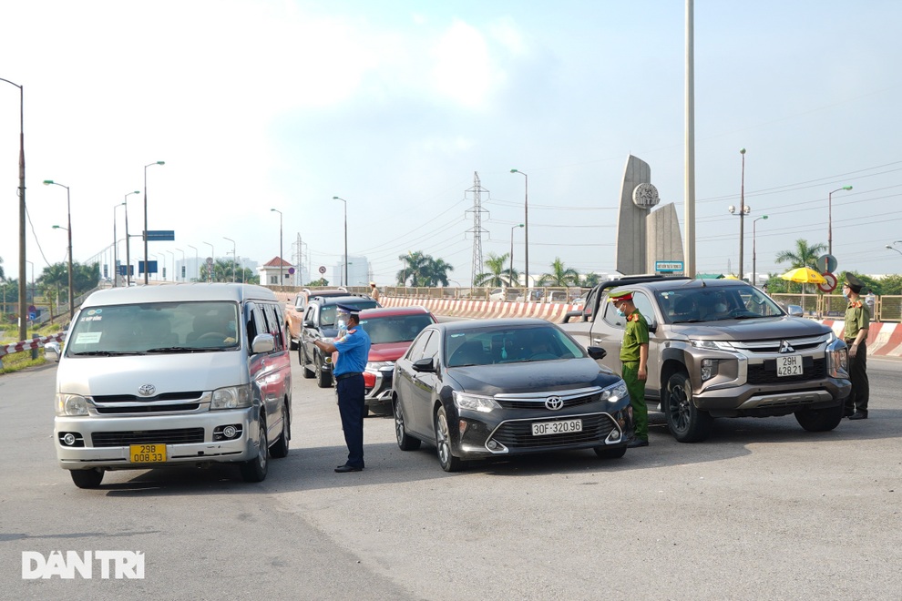 Hà Nội: Ngày đầu triển khai 39 chốt kiểm soát liên ngành tại vùng đỏ - 8 Hà Nội: Ngày đầu triển khai 39 chốt kiểm soát liên ngành tại vùng đỏ - 8