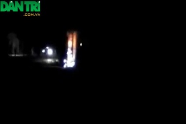 Cột điện bốc cháy