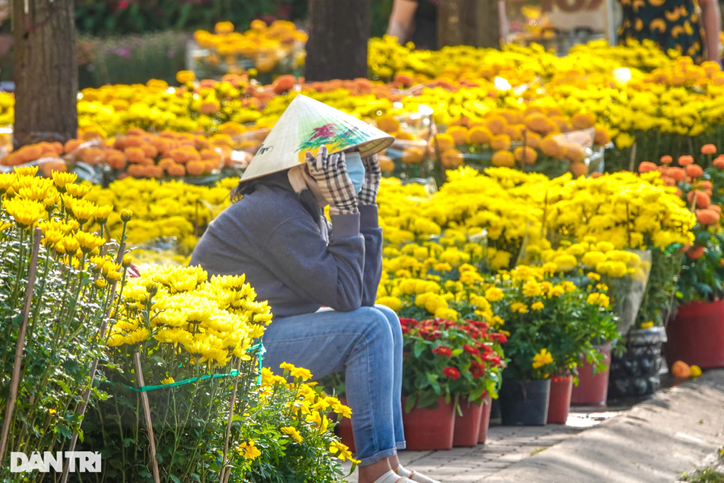 Tiểu thương chợ hoa chiều 30 Tết: Bán xả, bán lỗ, giá nào cũng bán - 2 Tiểu thương chợ hoa chiều 30 Tết: Bán xả, bán lỗ, giá nào cũng bán - 2