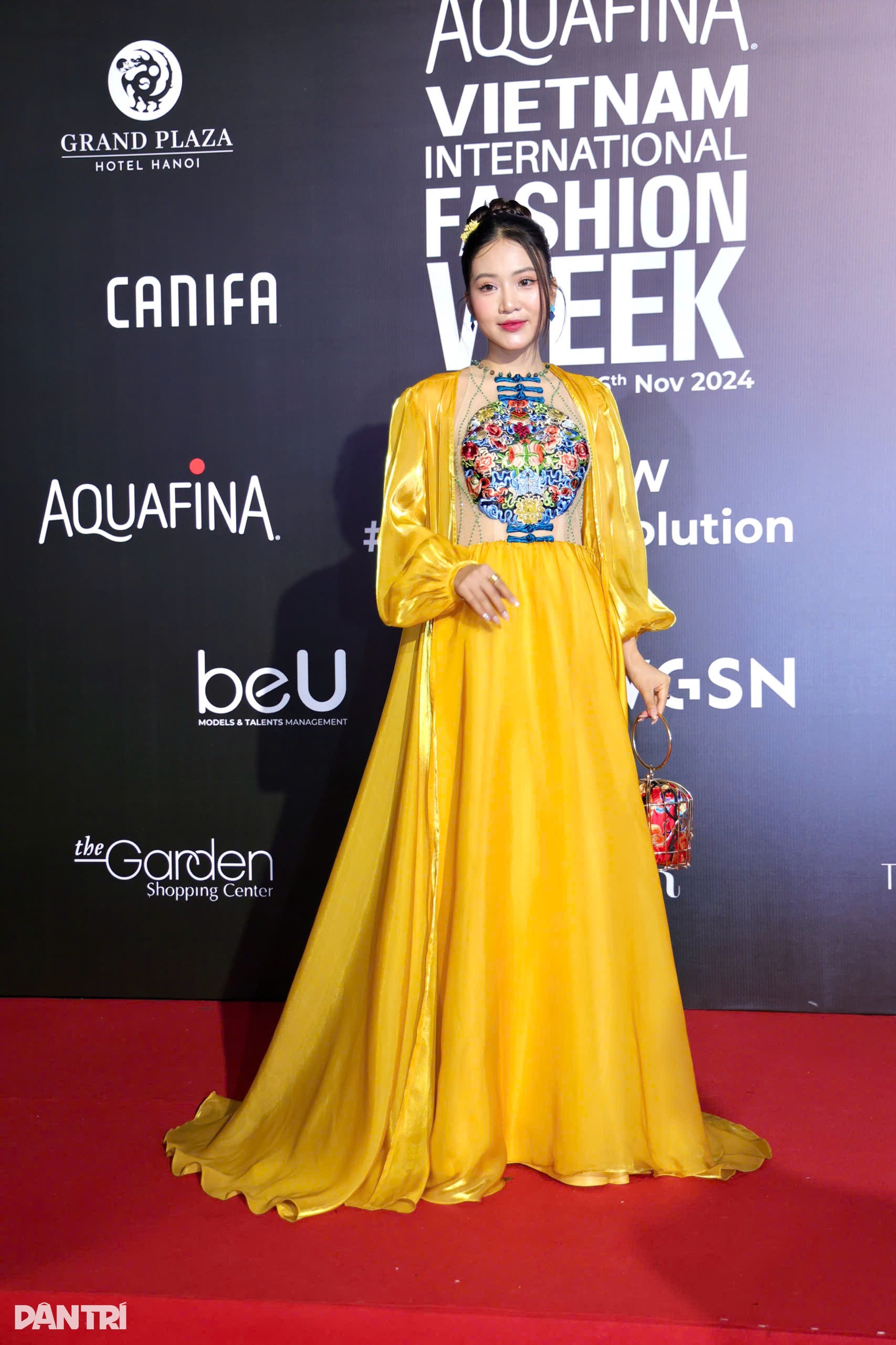 Hoa Minzy és a szépségek szexi ruhákban vettek részt a divatbemutatón - 10 Hòa Minzy và dàn mỹ nhân mặc đồ gợi cảm đi dự show thời trang - 10