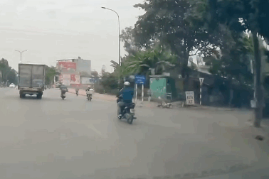 Xe máy phóng nhanh mất kiểm soát, đâm ngã xe chở bình gas