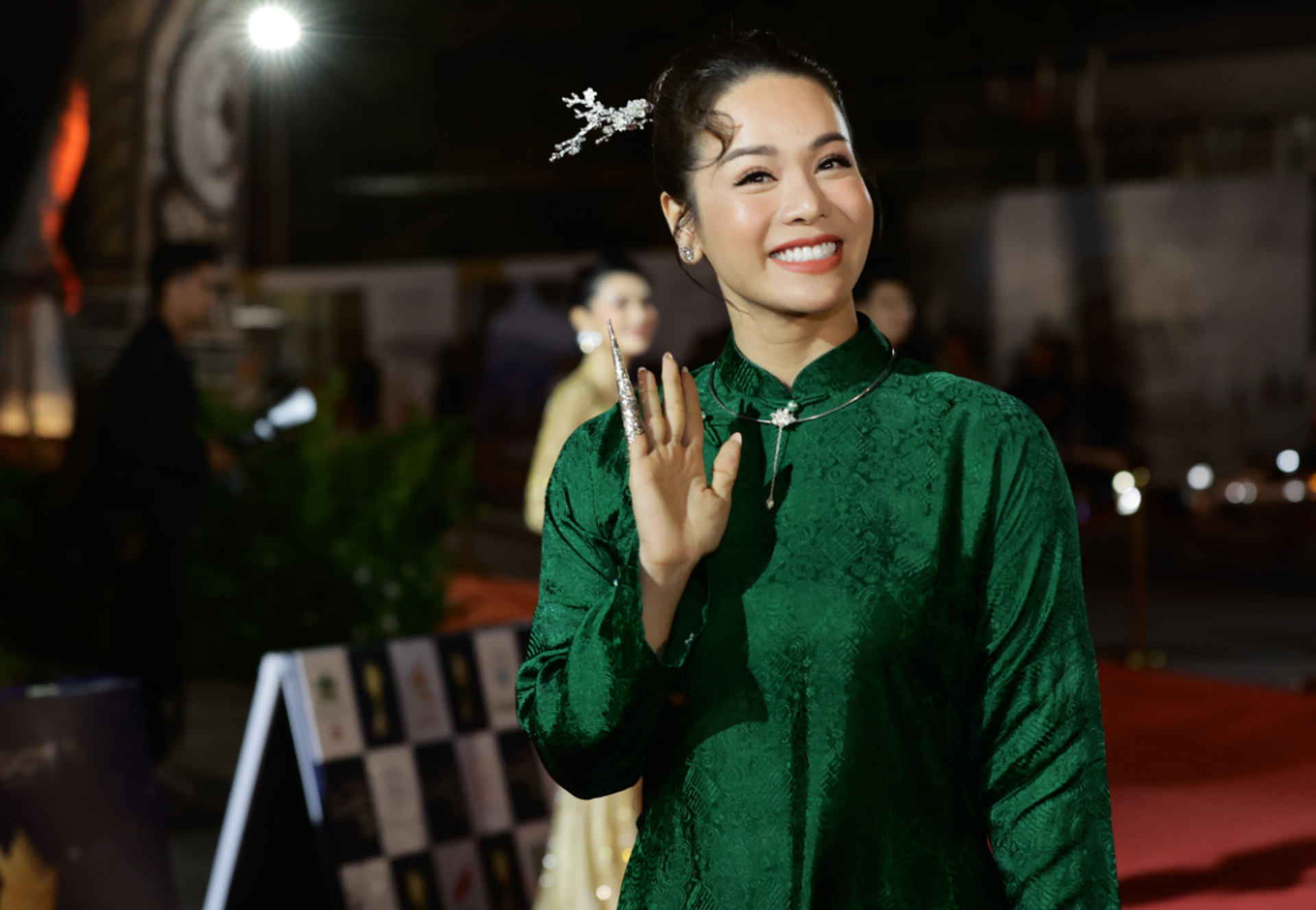 Phương Oanh tái xuất sau hôn lễ, cùng dàn sao đổ bộ thảm đỏ Cánh diều 2023 - 12 Phương Oanh tái xuất sau hôn lễ, cùng dàn sao đổ bộ thảm đỏ Cánh diều 2023 - 12