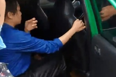 Tài xế taxi lao xuống sông cứu cô gái trẻ tự tử