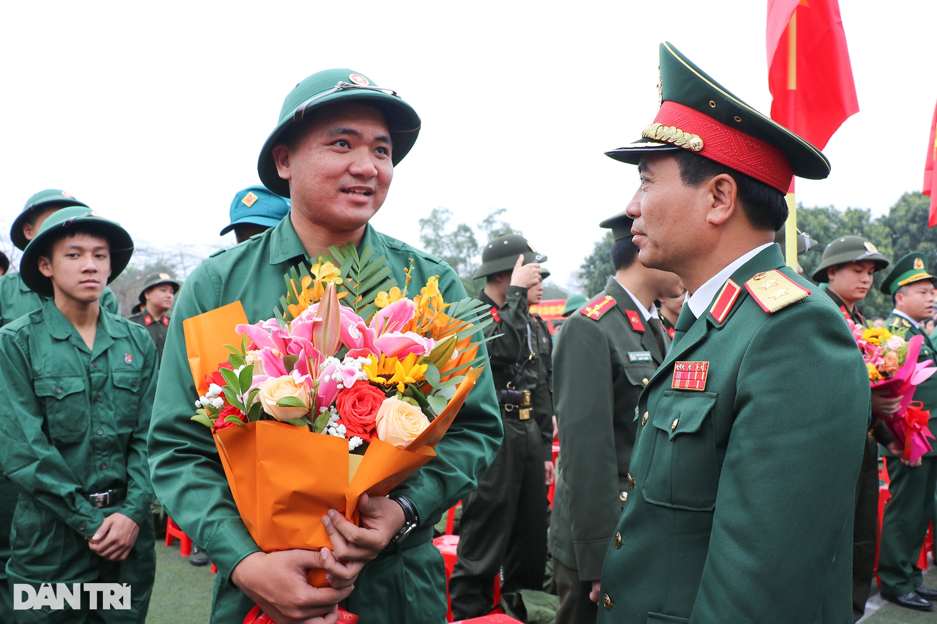 Nụ hôn yêu thương của người lính trẻ dành cho con gái lúc lên đường - 4 Nụ hôn yêu thương của người lính trẻ dành cho con gái lúc lên đường - 4