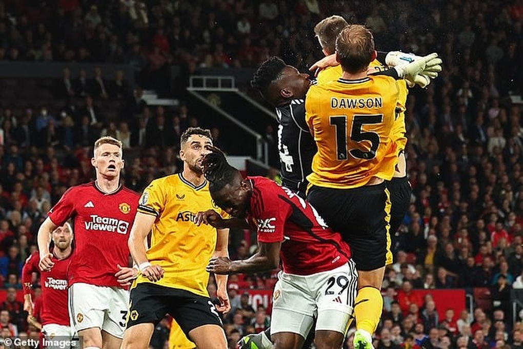 Trọng tài Premier League thừa nhận Man Utd xứng đáng bị thổi phạt đền - 1 Trọng tài Premier League thừa nhận Man Utd xứng đáng bị thổi phạt đền - 1