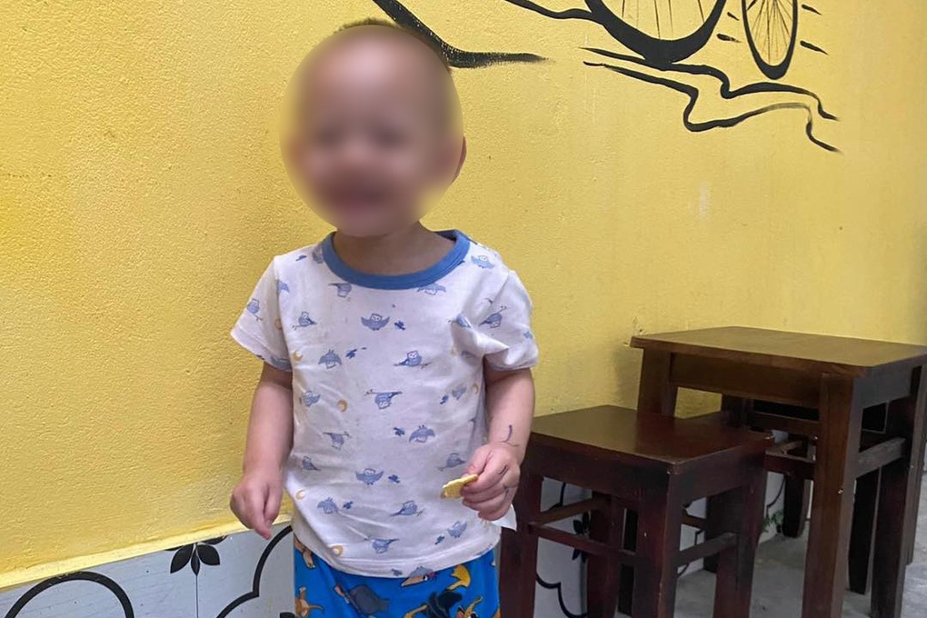 Bé trai 2 tuổi bị bỏ rơi, xách túi bỉm sữa đứng bơ vơ trong đêm mưa Hà Nội - 2 Bé trai 2 tuổi bị bỏ rơi, xách túi bỉm sữa đứng bơ vơ trong đêm mưa Hà Nội - 2