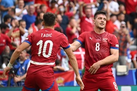 Jovic ghi "bàn thắng vàng", Serbia hòa nghẹt thở trước Slovenia