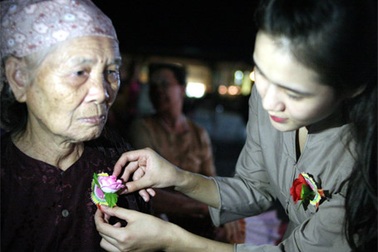 Xúc động lễ nghi lễ “Bông hồng cài áo” mùa báo hiếu Vu Lan