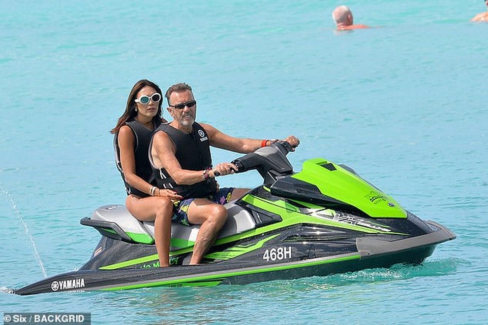 Vợ kém 31 tuổi của Duncan Bannatyne khoe dáng hoàn hảo - 10 Vợ kém 31 tuổi của Duncan Bannatyne khoe dáng hoàn hảo - 10
