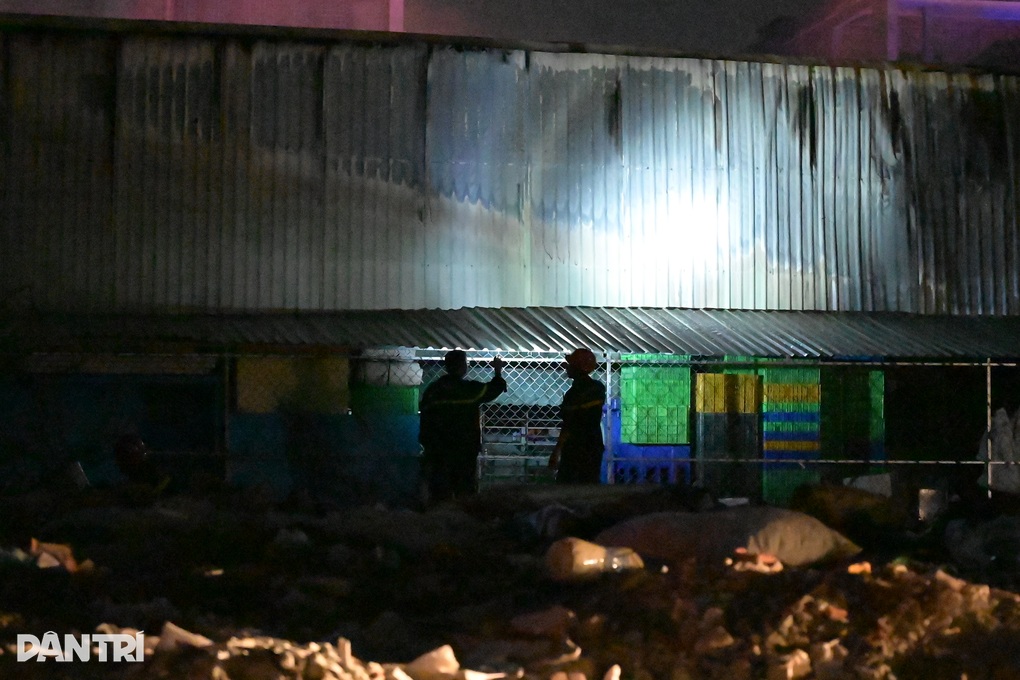 100 cảnh sát cùng 17 xe cứu hỏa dập lửa vụ cháy dãy nhà kho ở TPHCM - 1 100 cảnh sát cùng 17 xe cứu hỏa dập lửa vụ cháy dãy nhà kho ở TPHCM - 1