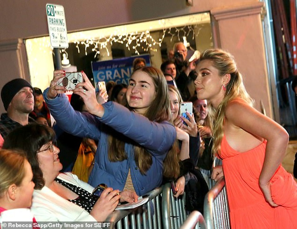 Florence Pugh đẹp quyến rũ với váy hở bạo - 7 Florence Pugh đẹp quyến rũ với váy hở bạo - 7