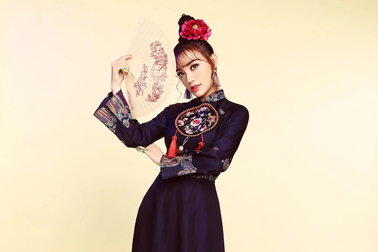 Lý San Nghi hóa "chị Hằng" kiều diễm