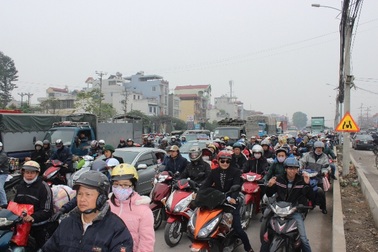 Hà Nội: Hàng vạn người “chôn chân” trên QL1A