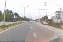 Tình huống ô tô sang đường kiểu "voi chui lỗ kim" minh họa quy tắc 3 giây