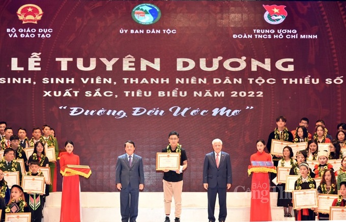 Chủ tịch Ủy ban Mặt trận Tổ quốc Việt Nam Đỗ Văn Chiến và Bộ trưởng, Chủ nhiệm Ủy ban Dân tộc Hầu A Lềnh trao tặng Bằng khen cho các em học sinh, sinh viên, thanh niên dân tộc thiểu số xuất sắc, tiêu biểu.
