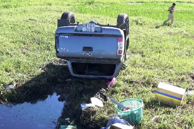 Xe bán tải “bay” xuống kênh, 2 người thoát chết