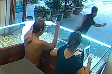 Nam thanh niên đem tiền giả đến cướp tiệm vàng ở Đồng Nai