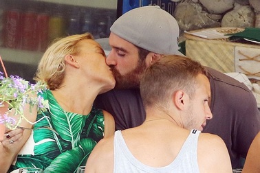 Mỹ nhân U50 Kylie Minogue khóa môi hạnh phúc bạn trai kém 20 tuổi