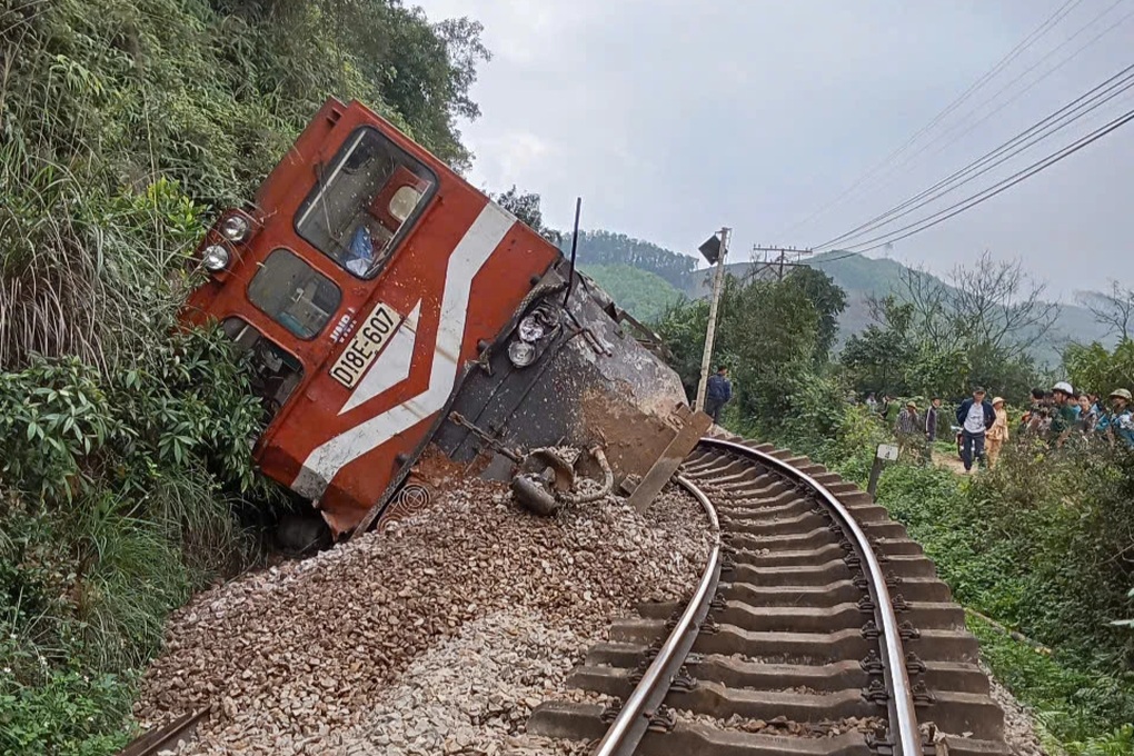 Tàu trật bánh và lật nghiêng, hàng trăm mét đường ray bị lệch - 1 Tàu trật bánh và lật nghiêng, hàng trăm mét đường ray bị lệch - 1