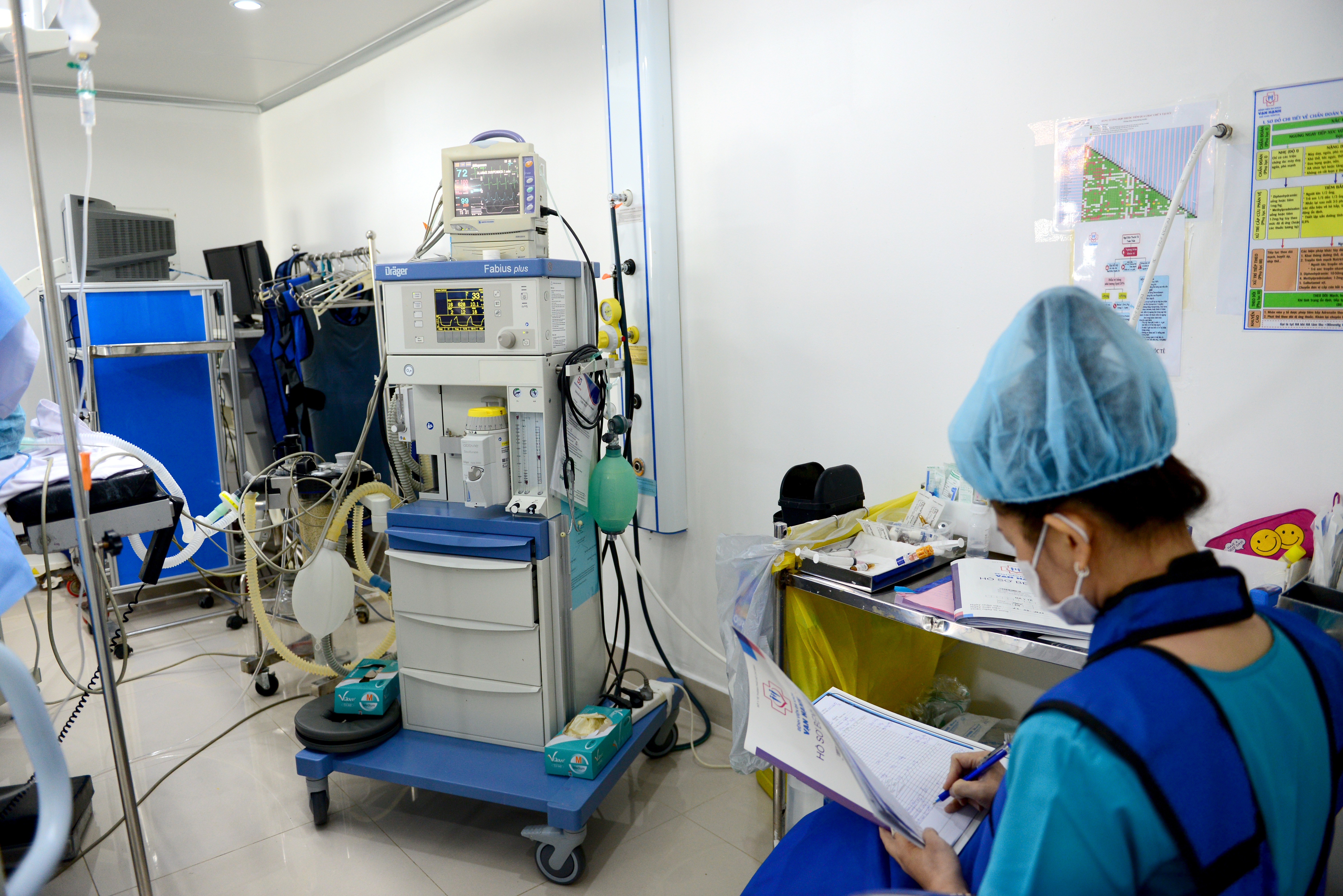 Ca mổ của tuyển thủ Đỗ Hùng Dũng thành công sau hơn 2 giờ phẫu thuật - 4 Ca mổ của tuyển thủ Đỗ Hùng Dũng thành công sau hơn 2 giờ phẫu thuật - 4