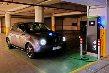 Sẽ thế nào nếu ở chung cư không có trạm sạc mà lại đi xe ô tô điện?