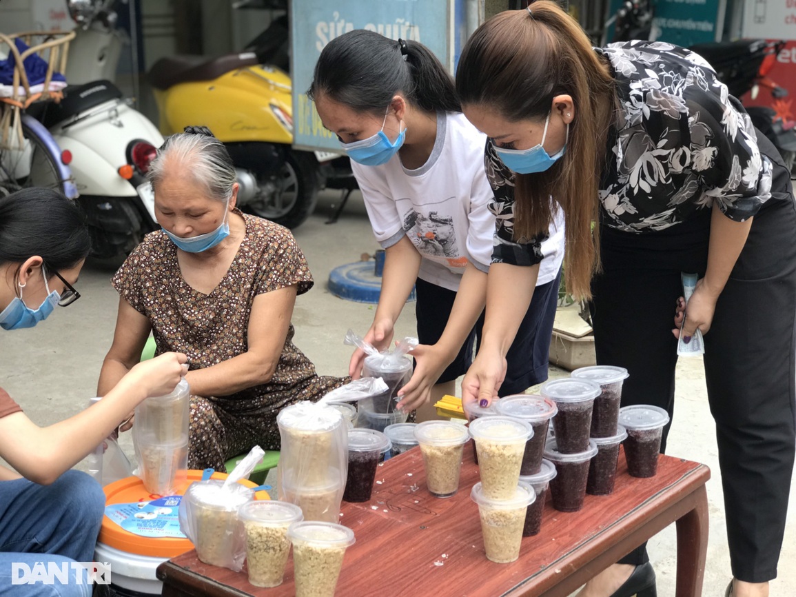 Tết Đoan Ngọ: Rượu nếp, vải, mận cháy hàng sớm, tiểu thương bán mỏi tay - 5 Tết Đoan Ngọ: Rượu nếp, vải, mận cháy hàng sớm, tiểu thương bán mỏi tay - 5