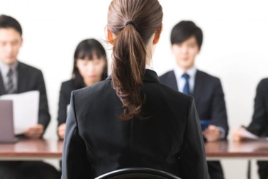 Nữ ứng viên xinh đẹp đau đầu vì bị mặc định với công việc... "mặt tiền"