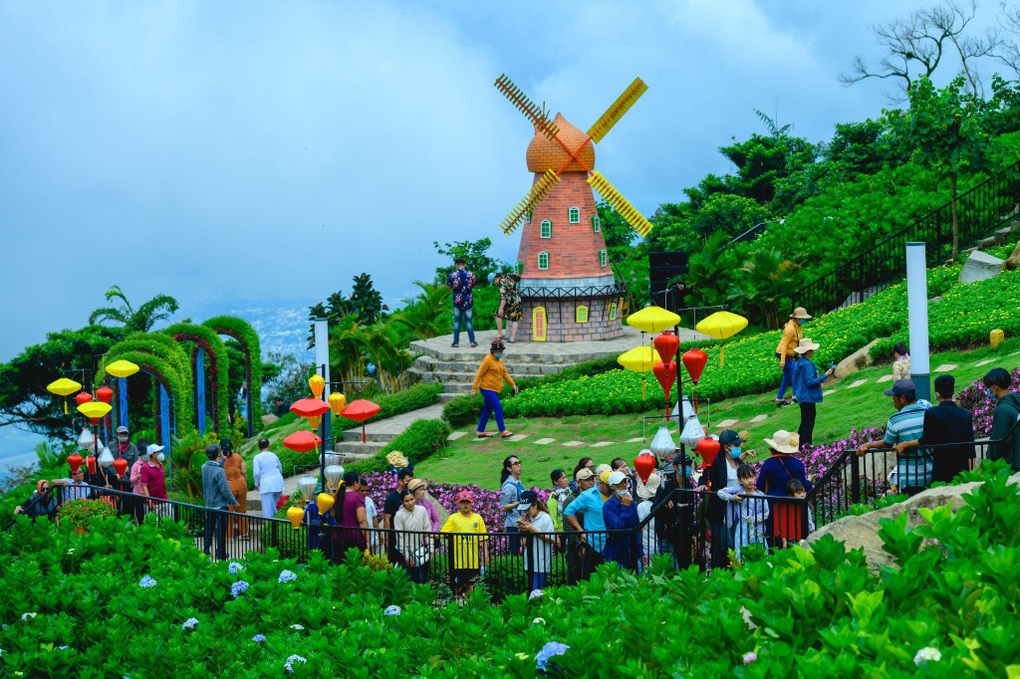Hàng chục ngàn người đổ về núi Bà Đen dịp hội trăng rằm Trung thu vừa qua - 1 Hàng chục ngàn người đổ về núi Bà Đen dịp hội trăng rằm Trung thu vừa qua - 1