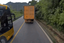 Xe khách bất chấp nguy hiểm, vượt ẩu trên đường đèo khúc khủyu