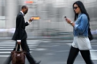 Trung Quốc thử nghiệm làn đường dành cho người dùng điện thoại