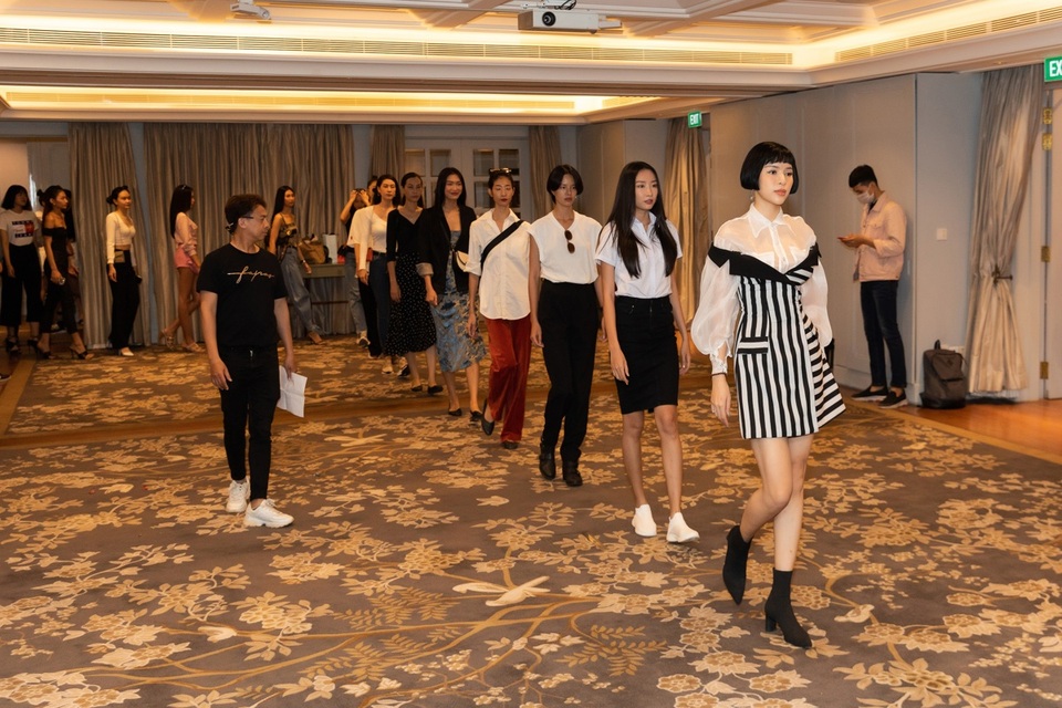 Hoa hậu Khánh Vân, Á hậu Mâu Thủy khoe dáng chuẩn - 11 Hoa hậu Khánh Vân, Á hậu Mâu Thủy khoe dáng chuẩn - 11