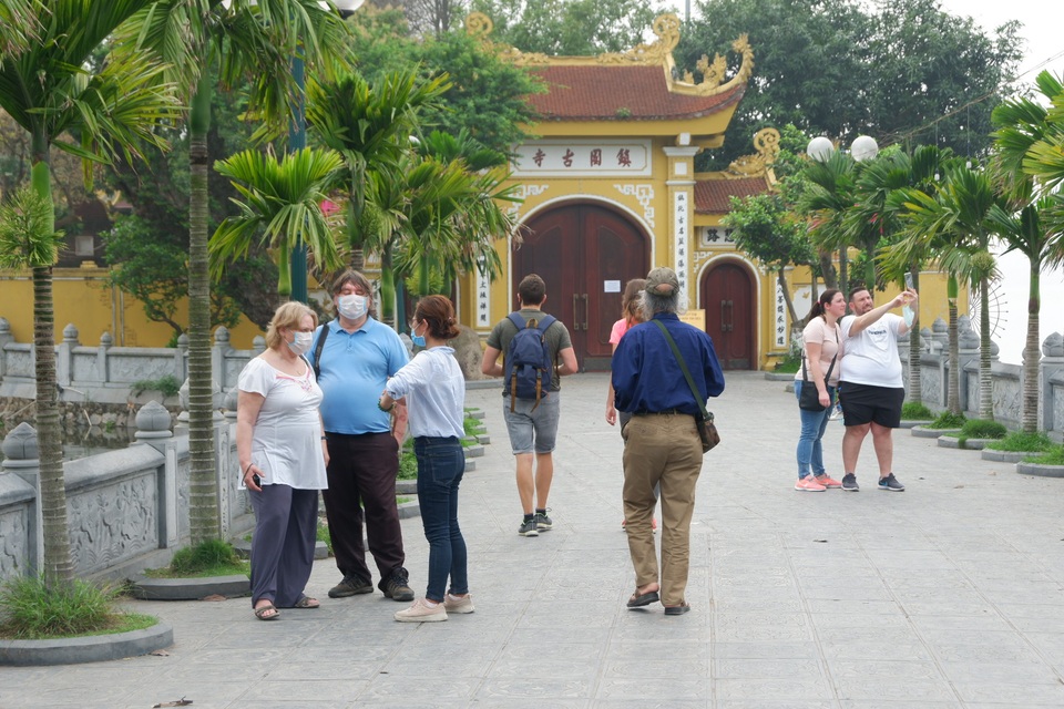 Khách nước ngoài bất ngờ, tiếc nuối khi nhiều di tích đóng cửa vì Covid-19 - 3